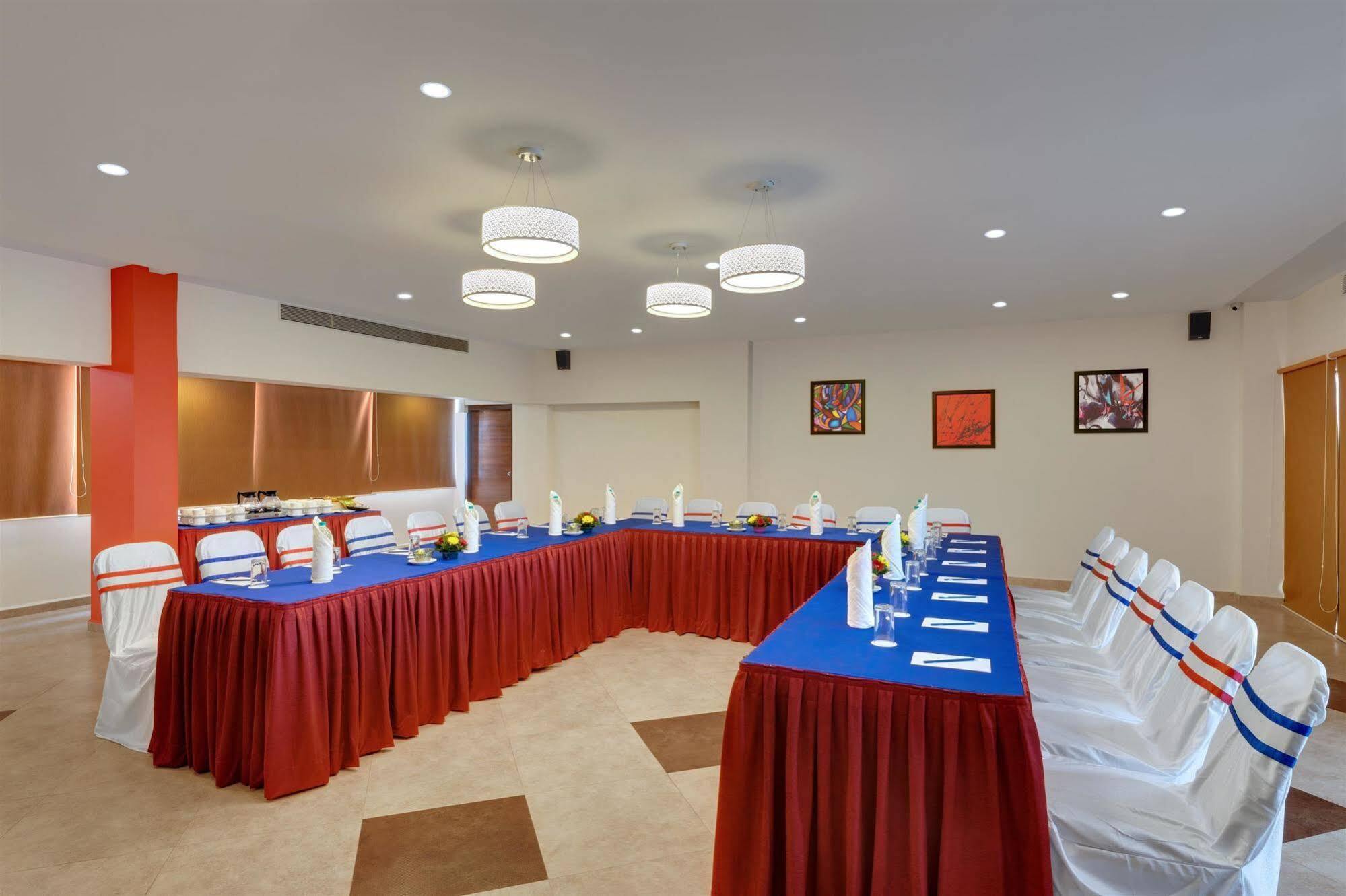 Western Alkapuri, Hotel