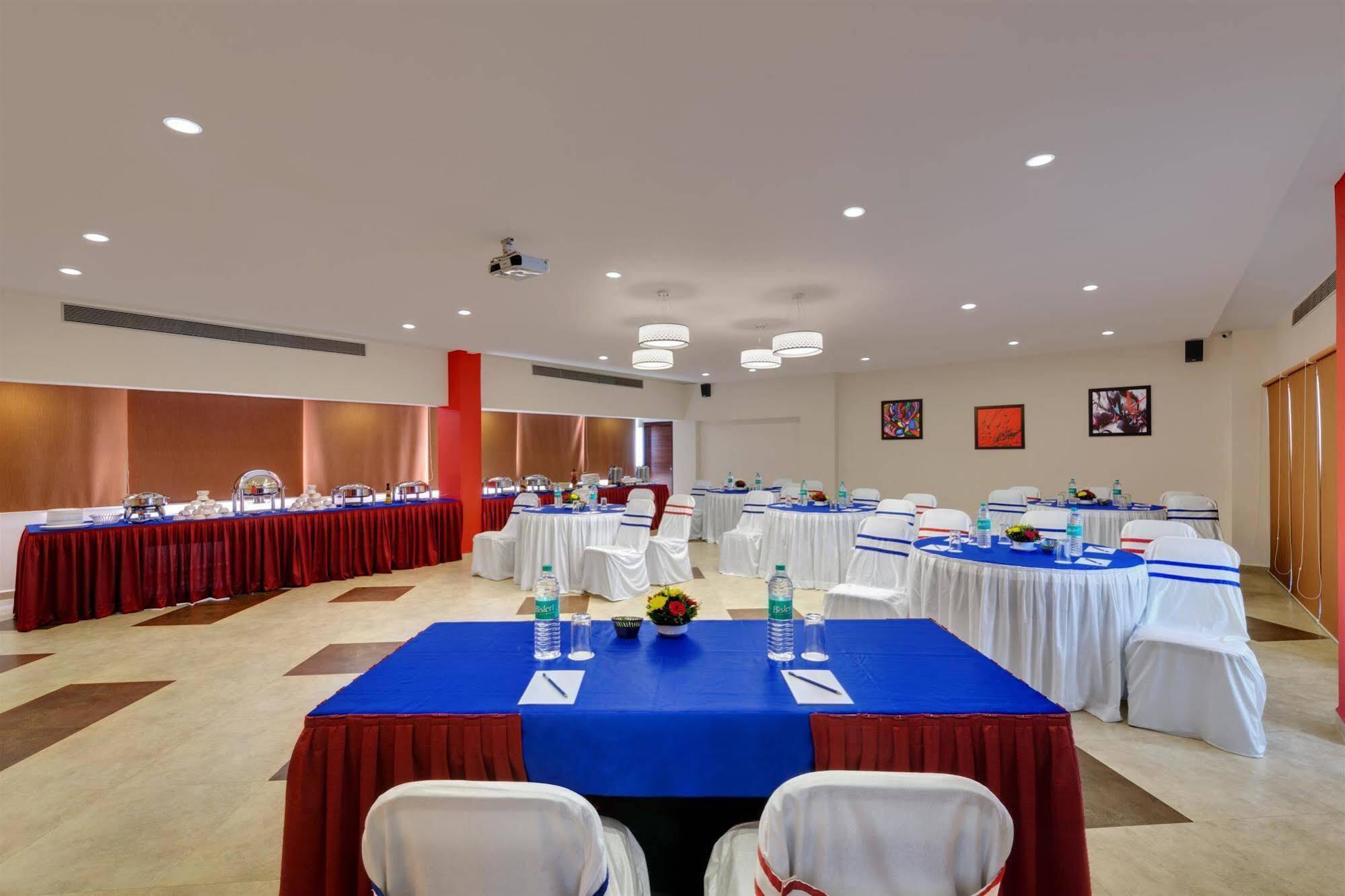 Western Alkapuri, Hotel